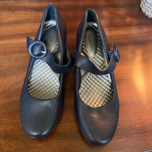 Navy Pierre Dumas Size 8 Wedge Dress Shoe